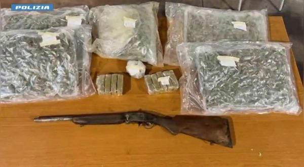 In una grotta di Catania trovati 6 chili di droga ed un fucile