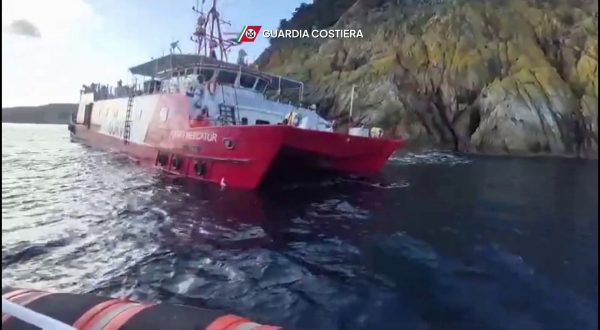 Nave oceaonografica si incaglia all’Isola Elba, salvate 11 persone
