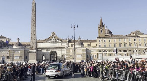 Funerali Giorgi, il feretro arriva in chiesa sulle note dei Pink Floyd