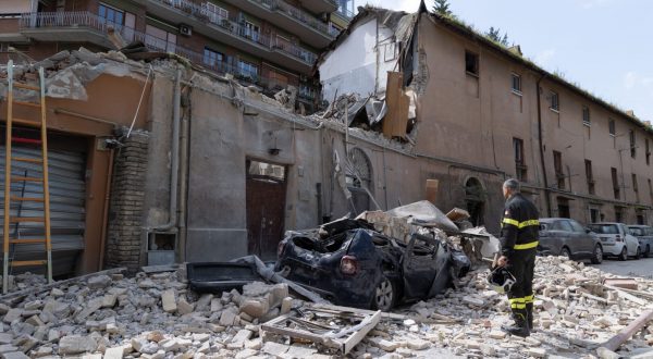 Roma, crolla una palazzina a Monteverde, tratto in salvo un uomo