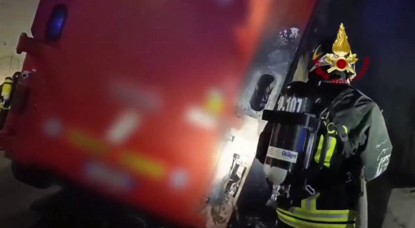 Ascoli Piceno, camion in fiamme sull’A14. Le immagini