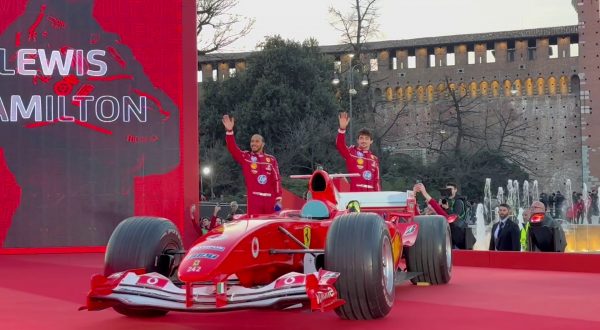 Ferrari-UniCredit, bagno di folla per la Rossa a Milano