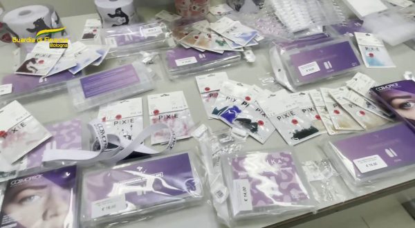 A Bologna sequestrati 150 mila prodotti, trovati 21 lavoratori in nero