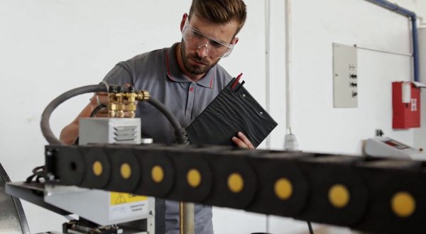 Il manifatturiero frena la crescita dell’Eurozona