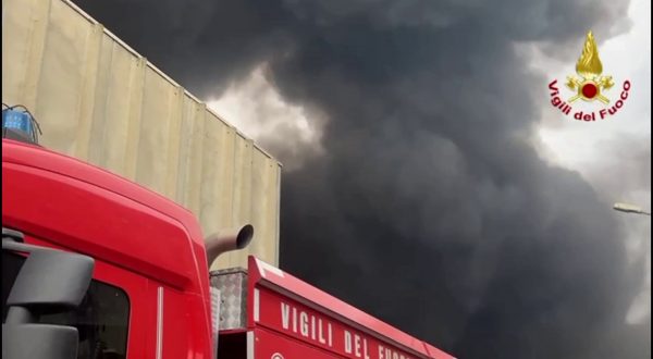 Vasto incendio a Catania, cumuli di rifiuti in fiamme