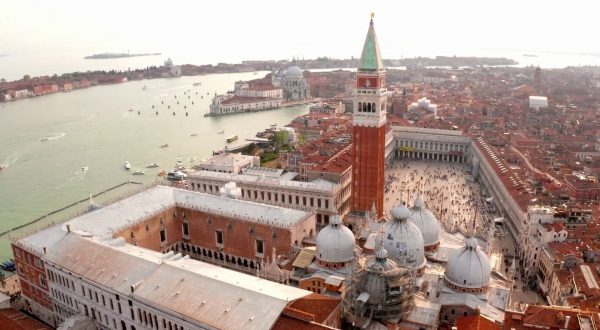 Turismo, l’Italia supera la Francia