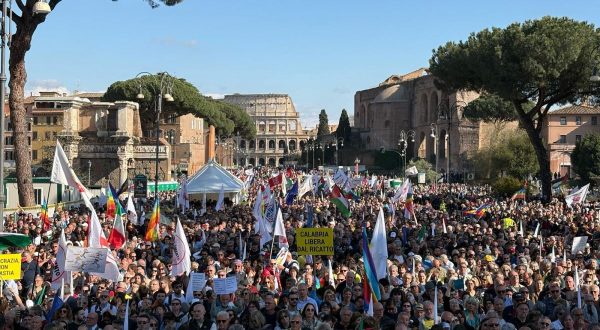 Conte “100 mila in piazza, no a folle piano di riarmo”