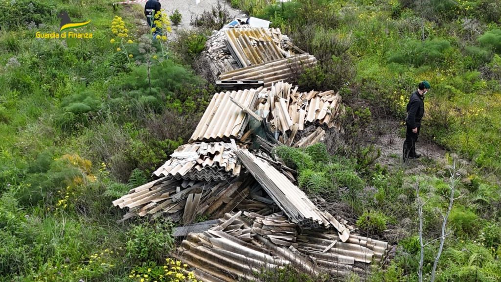 Sequestrata a Crotone una discarica abusiva con 6 tonnellate di amianto