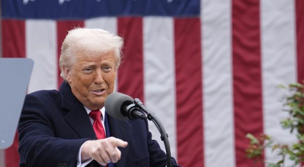 Dazi, Trump “Pausa di 90 giorni tranne che per la Cina”