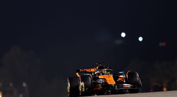 Piastri in pole in Bahrain davanti a Russell, terzo Leclerc