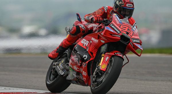 Marc Marquez vince anche la sprint in Qatar, male Bagnaia