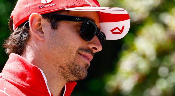 Gp Bahrain, Leclerc in prima fila dopo penalizzazione piloti Mercedes