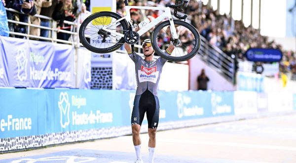 Alla Parigi-Roubaix vince ancora Van der Poel, 2° Pogacar