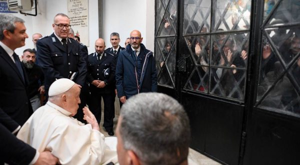 Il Papa ai detenuti “Non posso fare lavanda dei piedi ma vi sono vicino”