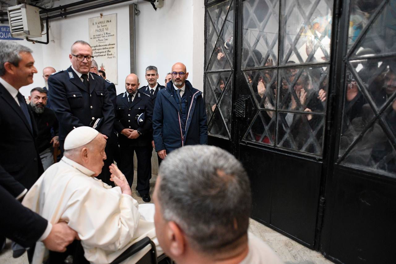 Il Papa ai detenuti &ldquo;Non posso fare lavanda dei piedi ma vi sono vicino&rdquo;