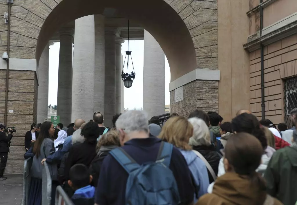Fila di fedeli per rendere omaggio alla tomba di Papa Francesco