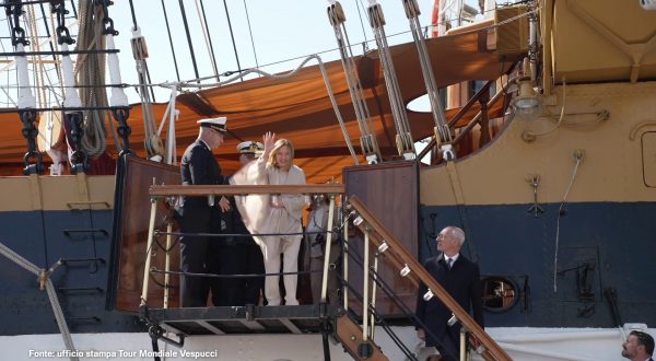 Ortona, la premier Meloni ha visitato la nave Amerigo Vespucci