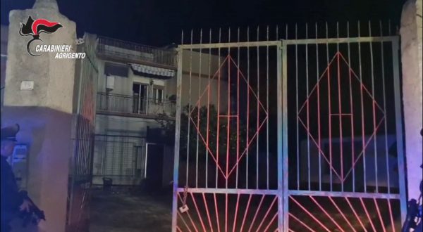 A Favara un uomo si barrica in casa armato, irruzione dei Carabinieri