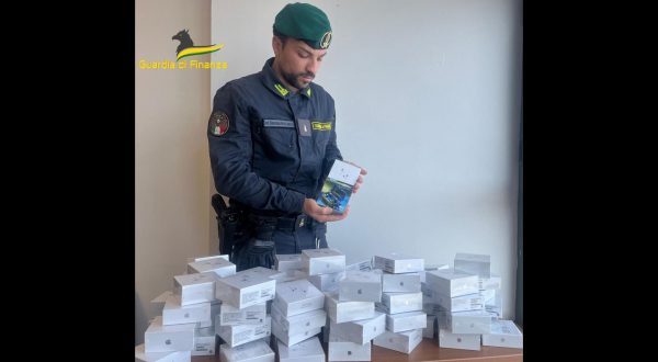 Prodotti Apple contraffatti in vendita sui social, 8 denunciati a Palermo