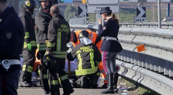 Tre morti sulle strade siciliane. Donna travolta da auto a Palermo, due motociclisti perdono la vita sulla A29dir
