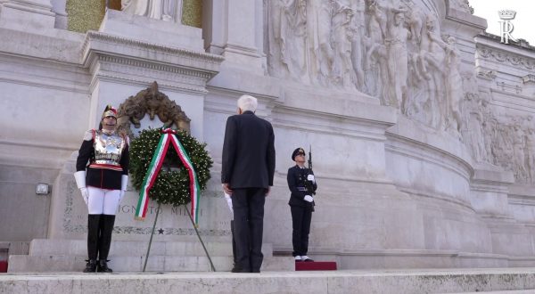 25 aprile, Mattarella depone corona d’alloro all’Altare della Patria