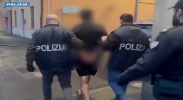 Rapine in strada a Milano, arrestata baby gang