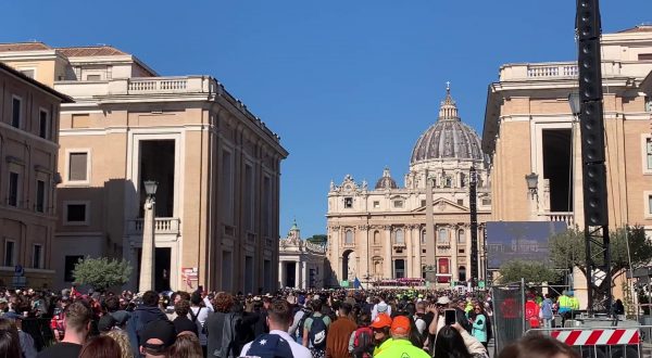 La folla dei fedeli in Piazza San Pietro