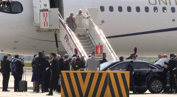 Re Carlo III e la regina Camilla atterrano all’aeroporto di Forlì
