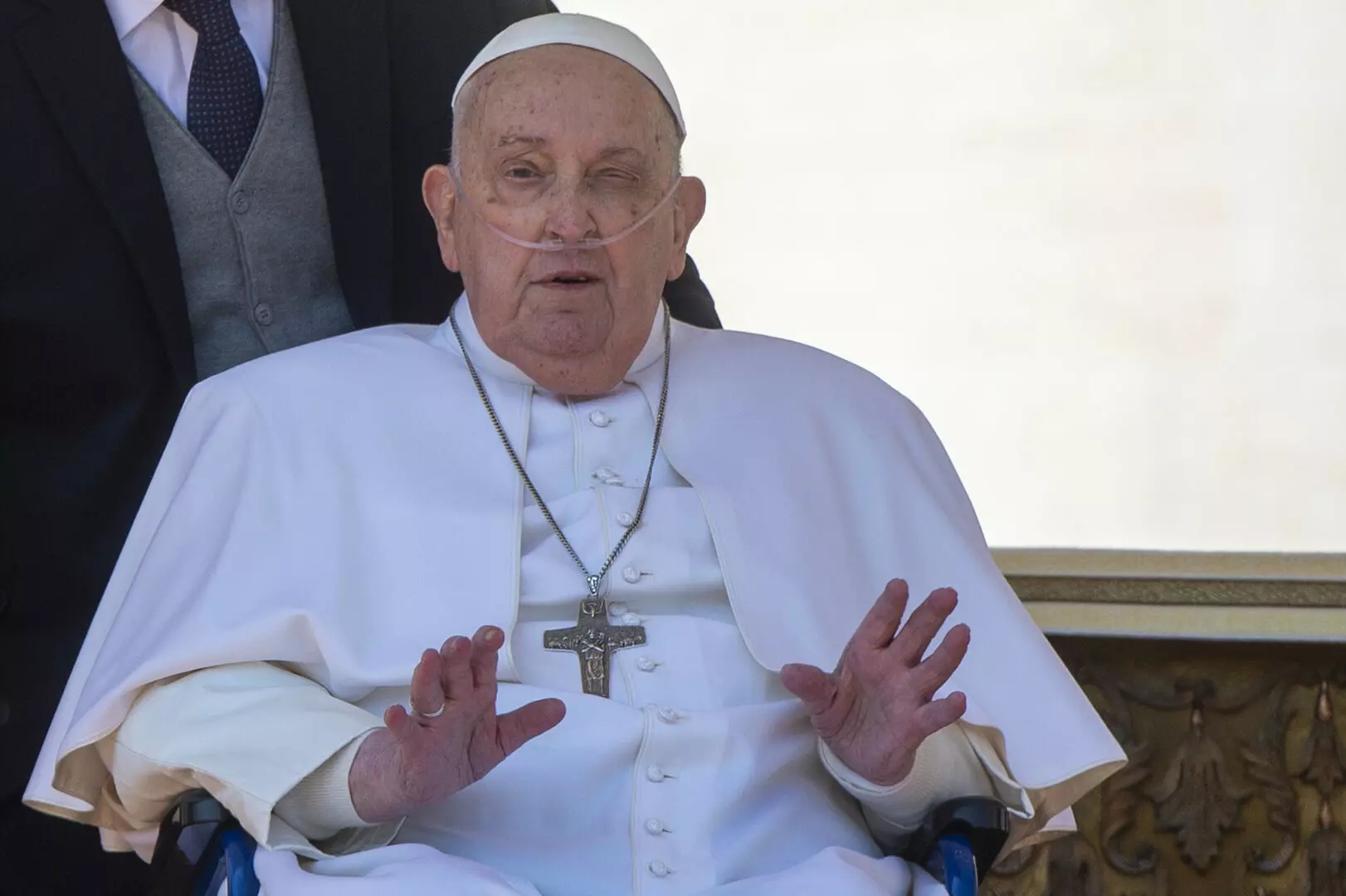 Papa Francesco appare a sorpresa in Piazza San Pietro “Buona domenica a tutti”