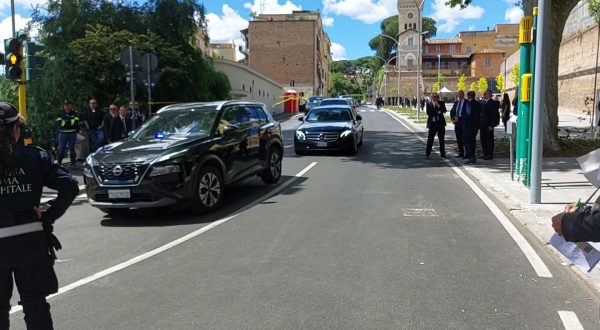 Papa Francesco, il lungo corteo delle auto dei capi di Stato