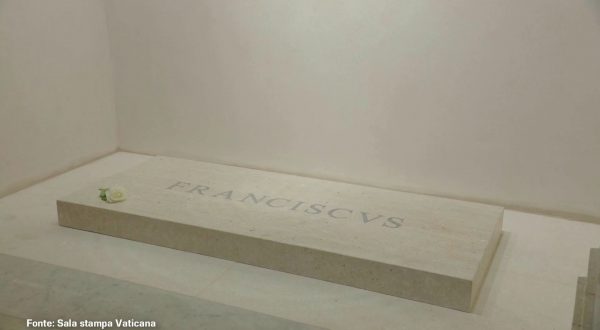 Lunghe code per tomba Papa Francesco in Santa Maria Maggiore