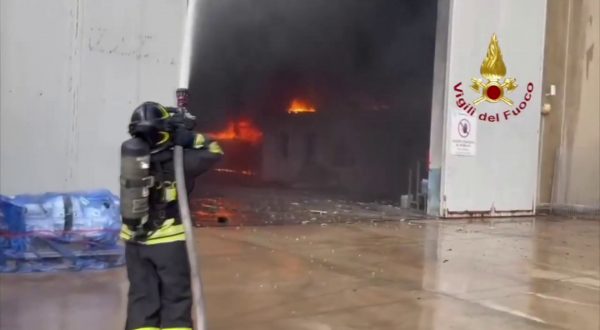 Incendio in un cantiere nautico a Olbia