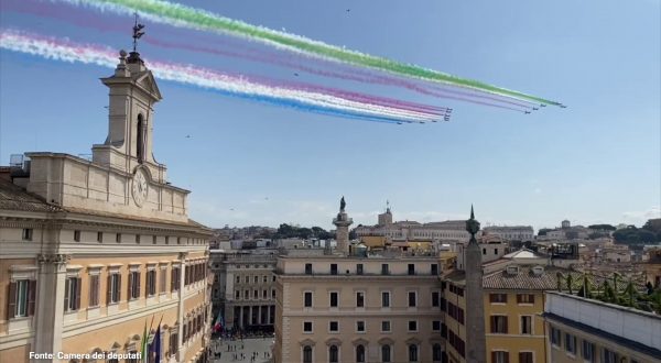 Reali Uk a Roma, Frecce Tricolori e Red Arrows sorvolano la Camera