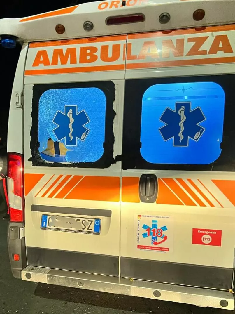 Omicidio a San Gregorio, danneggiata un’ambulanza del 118