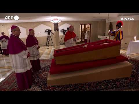 Il Papa nella bara: casula rossa e rosario tra le mani #ansa