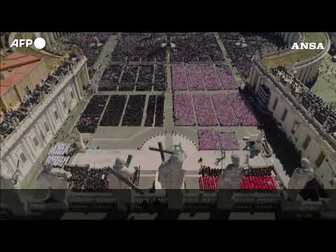 Giovanni Battista Re:”Desideroso di essere vicino a tutti e’ stato un papa in mezzo allagente”#ansa