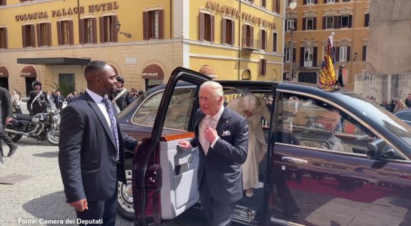 Le immagini di Re Carlo e della regina Camilla alla Camera