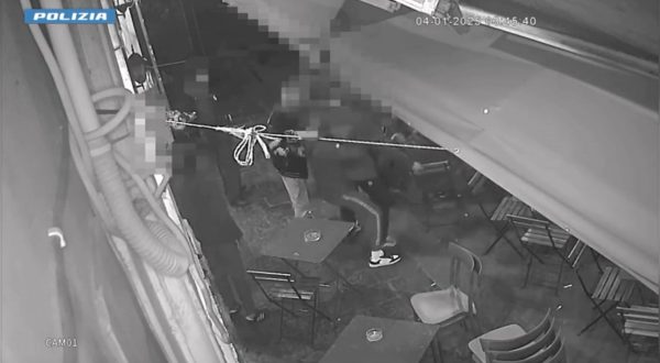 Giovane pestato a Catania, obbligo di dimora per tre: le immagini