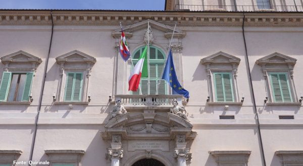 Addio a Papa Francesco, bandiere a mezz’asta al Quirinale