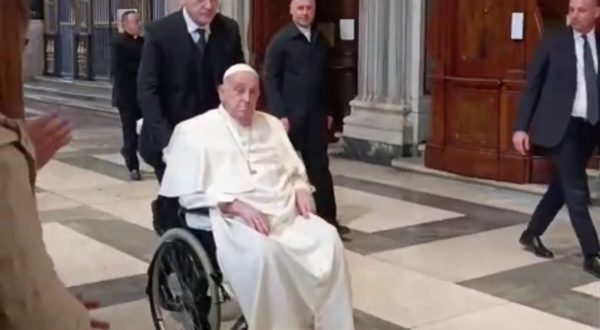 Il Papa a sorpresa in preghiera a Santa Maria Maggiore