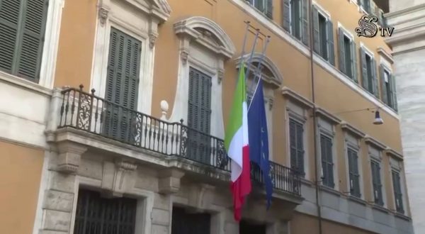 Papa Francesco, in Senato bandiere a mezz’asta in segno di lutto