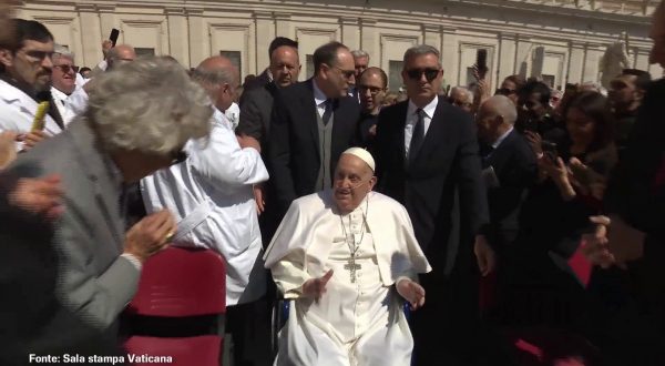 Papa Francesco appare a sorpresa in Piazza San Pietro “Grazie tante”