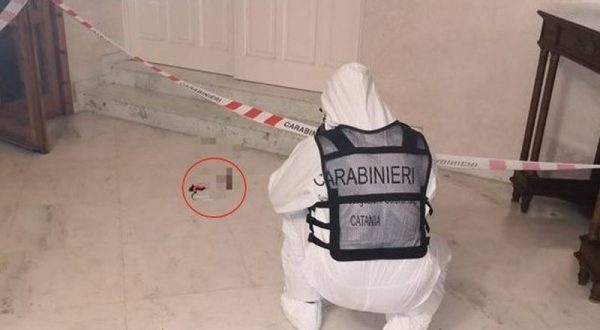 Tragedia nel Catanese, spara e uccide il figlio durante una festa