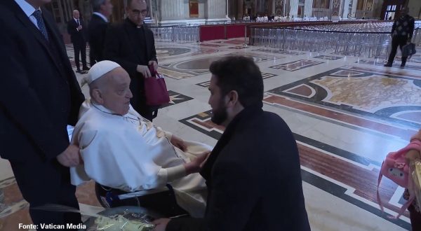 Papa Francesco prega a San Pietro per la Domenica delle Palme