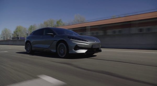 BYD entra nel mercato europeo con la Denza Z9GT