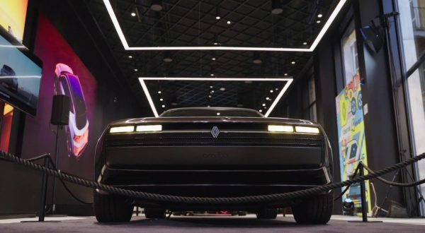 Renault , passato e futuro si fondono nella R17 Electric Restomod