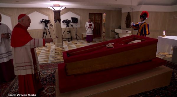 Papa, il rito della Constatazione della morte e deposizione nella bara