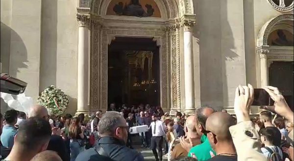 I funerali della neonata lanciata dal balcone dalla mamma