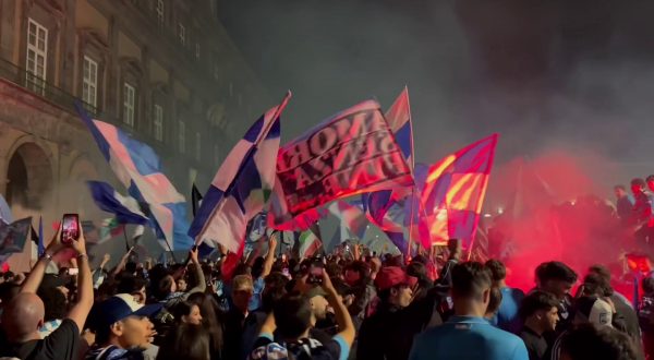 Napoli campione d’Italia, città in festa fino all’alba