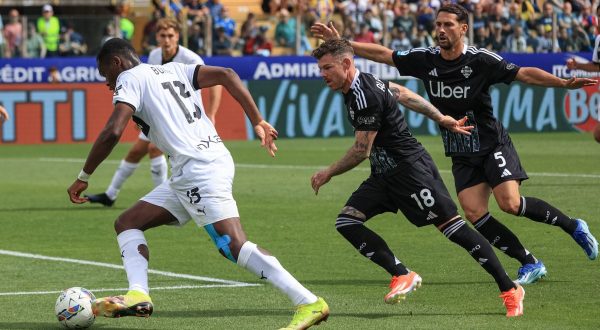 Quinta vittoria di fila per il Como, a Parma decide Strefezza